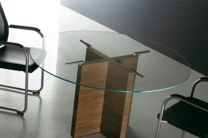Mesa de reunión madera y cristal.