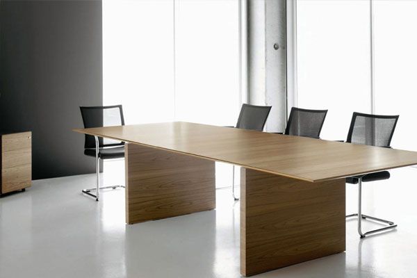 Mesa de reunión madera noble.